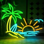 Neonowy znak z tropikalną palmą, surfowanie na plaży